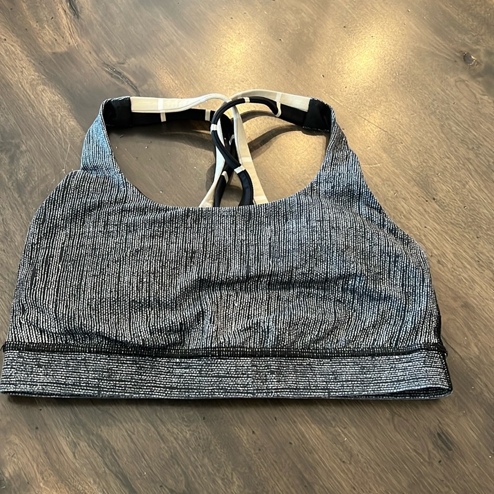 Lululemon sports bra size 4. EUC